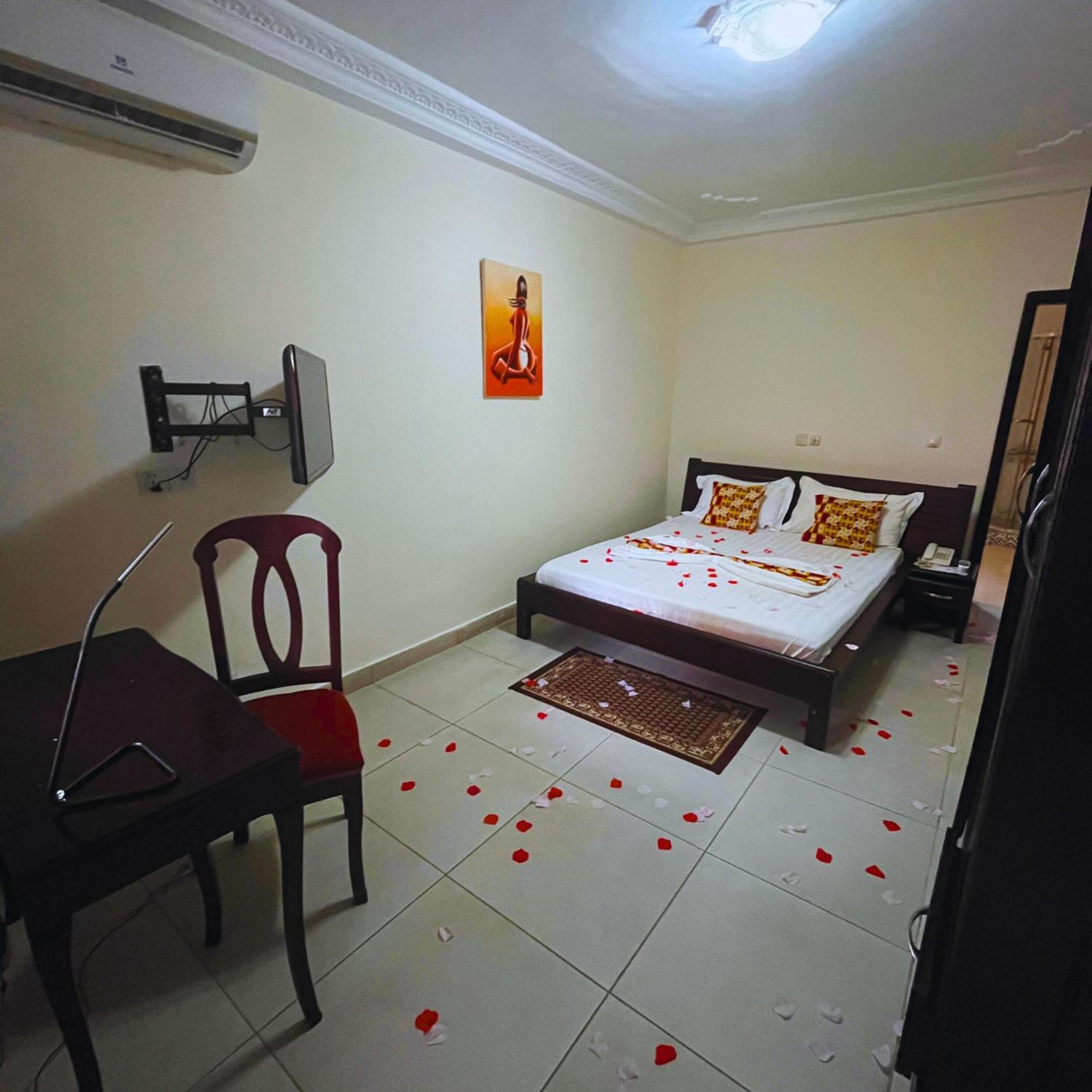 Cypa Hotel Abidjan Buitenkant foto