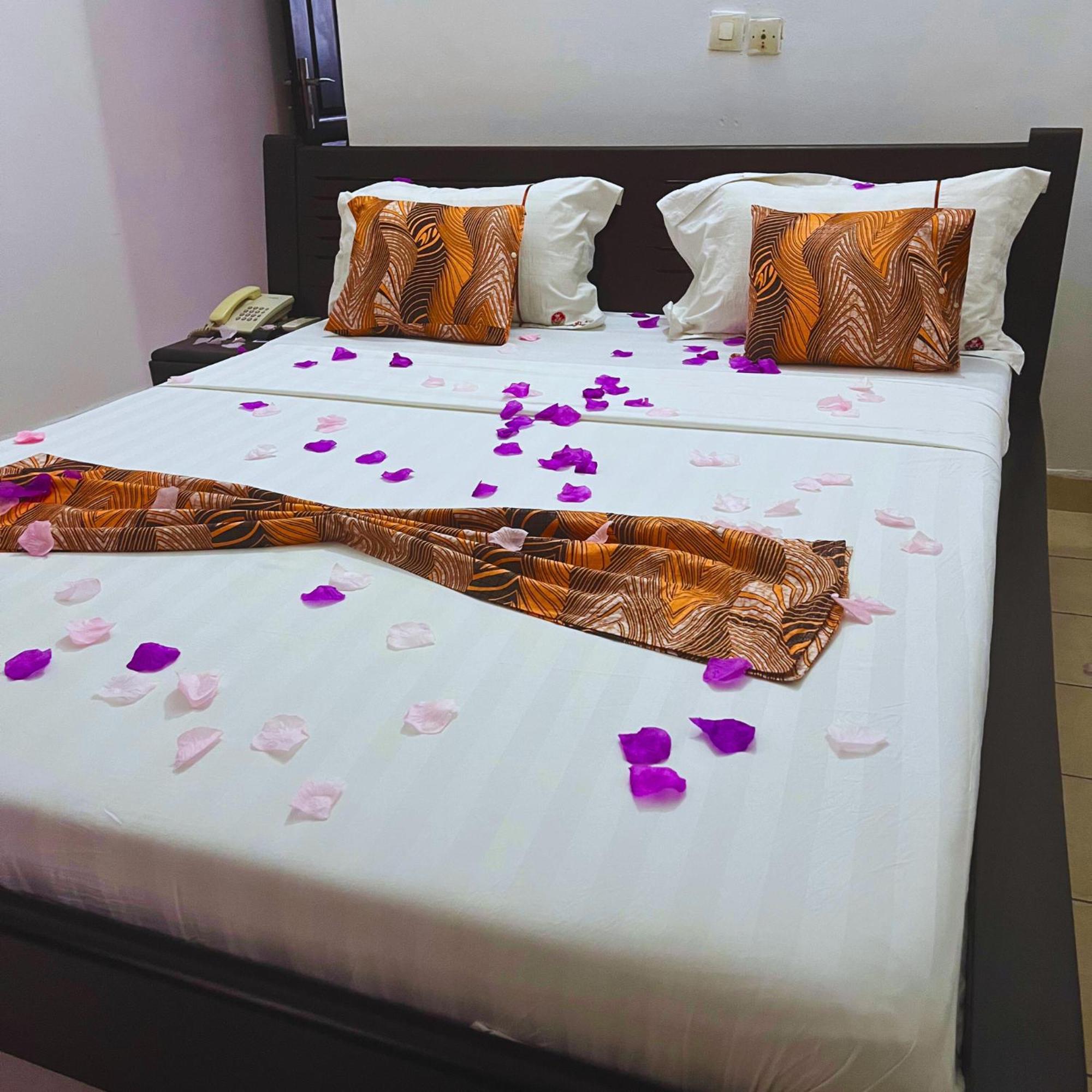 Cypa Hotel Abidjan Buitenkant foto