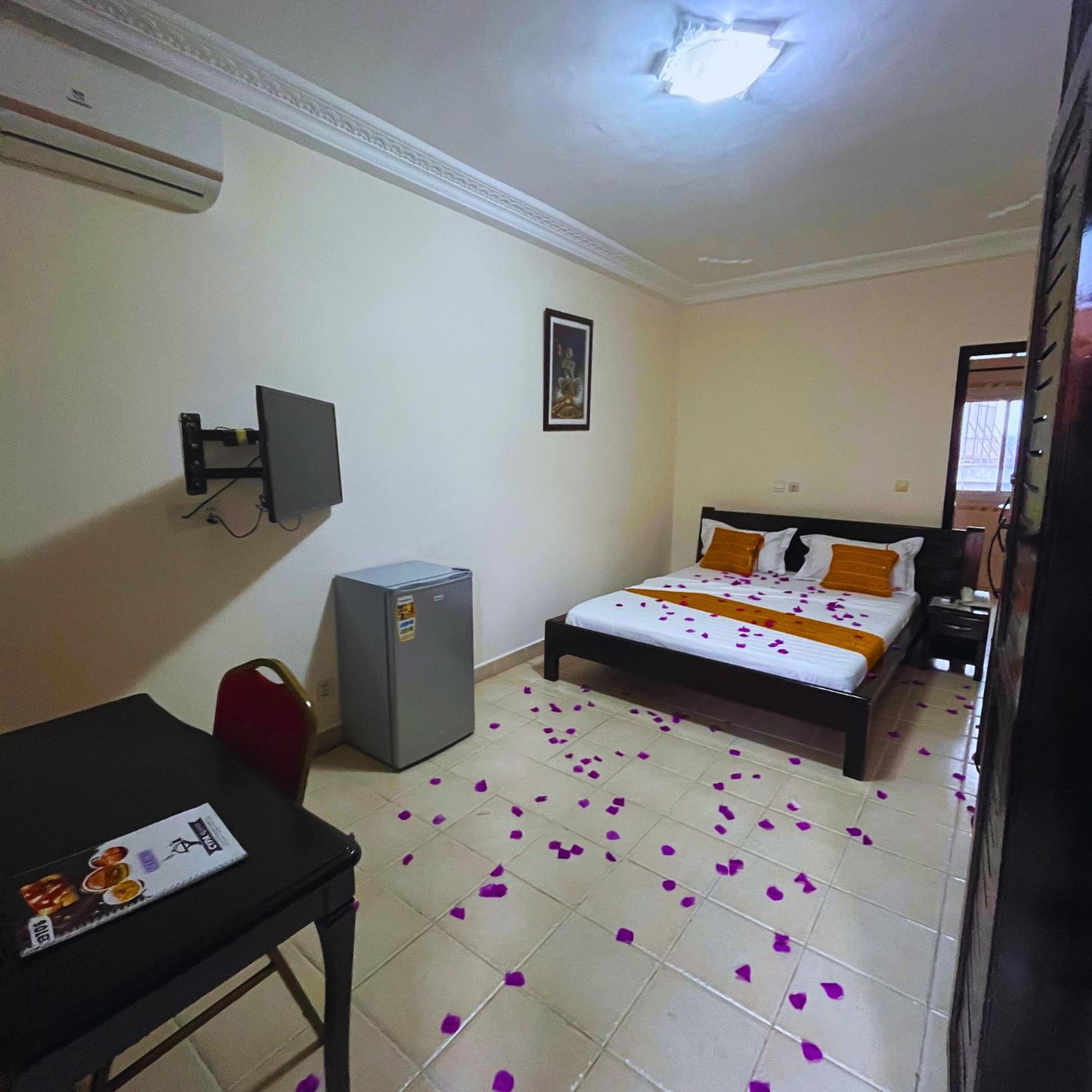 Cypa Hotel Abidjan Buitenkant foto