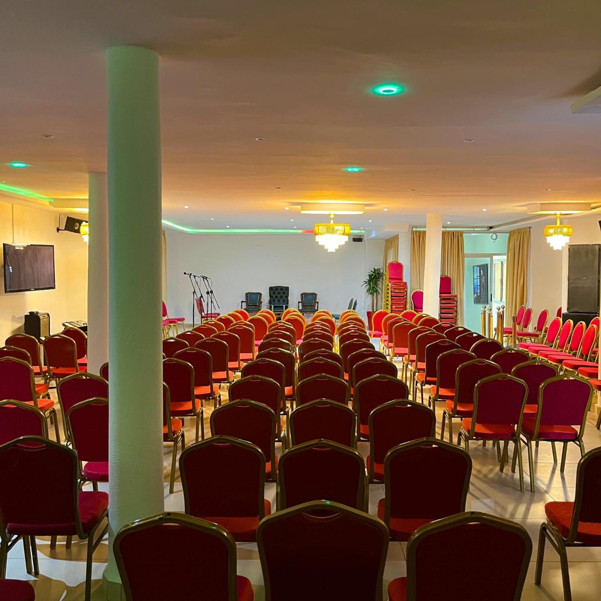 Cypa Hotel Abidjan Buitenkant foto
