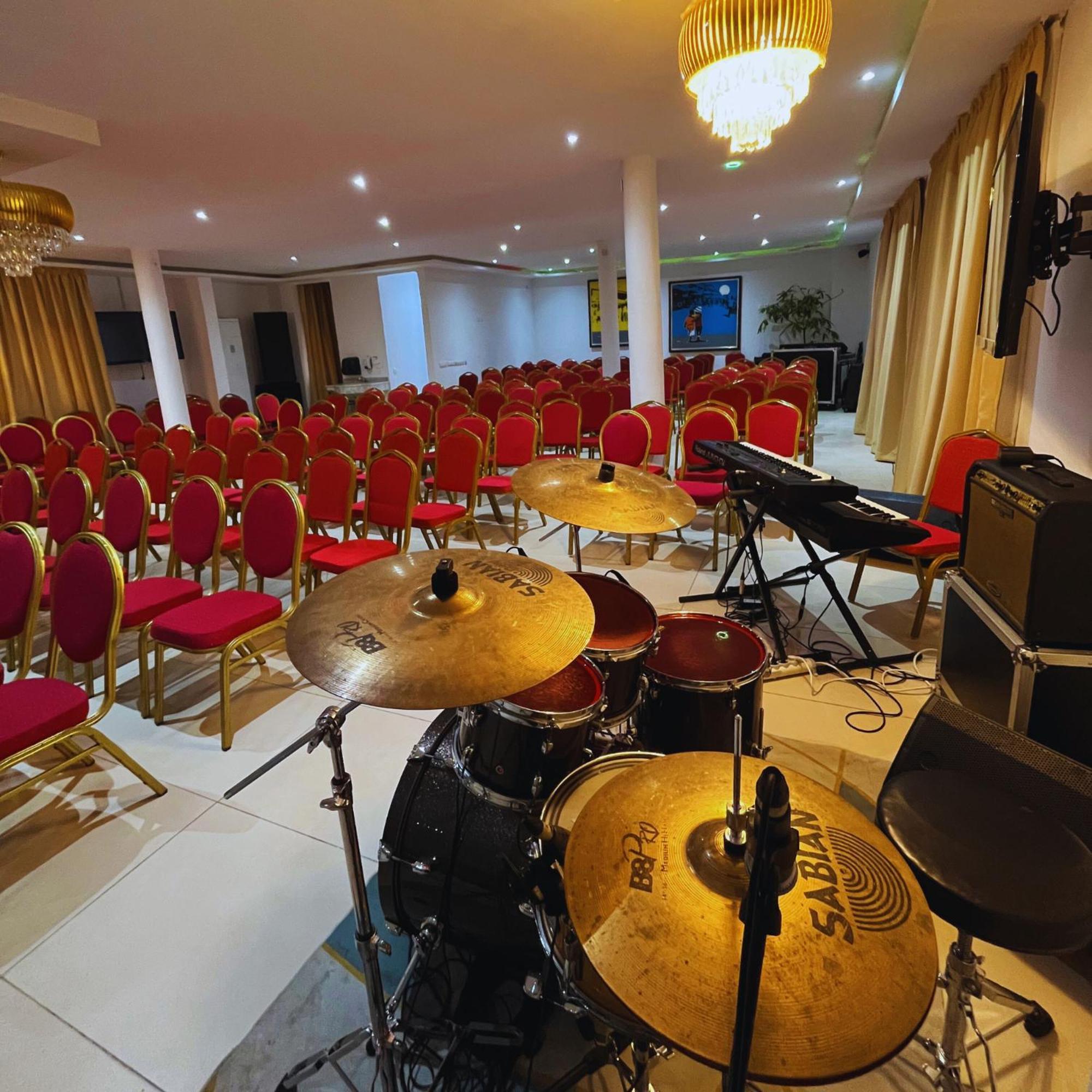 Cypa Hotel Abidjan Buitenkant foto